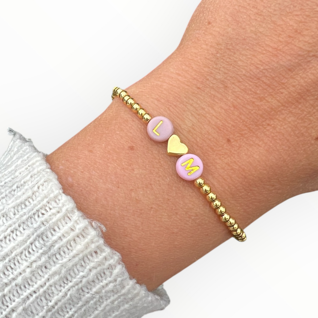 Goldenes Perlenarmband mit Buchstaben Personalisiert